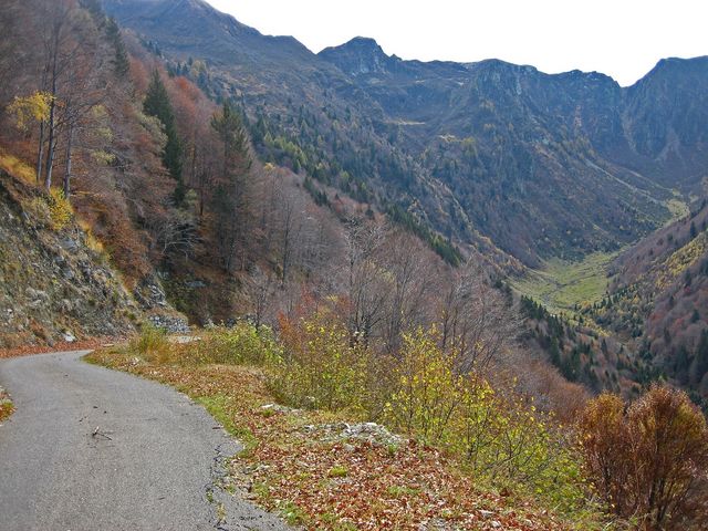 Auffahrt zur Alpe Guimello über das Valle Morobbia oberhalb von Guibiasco. Zuerst Kehren durch hübsche Orte, dann leider 1 km Schotterstraße. Danch steile Schönheit auf einer Privatstraße 