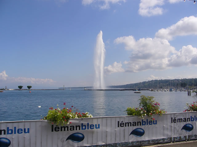 Riesige Wasserfontäne in Genf, das Wahrzeichen eines Hotels - 140 Meter!