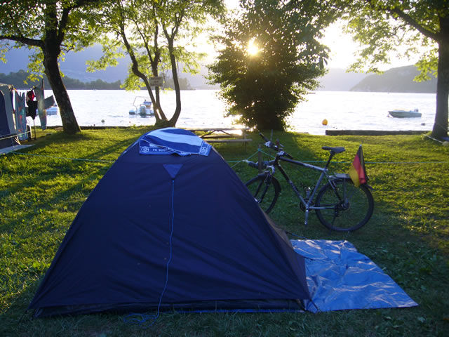 Mein Zelt und Rad am Lac d Annecy in Frankreich