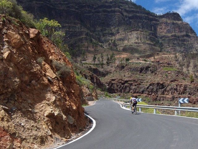 In mehreren Serpentinen erobere ich die Höhen von Soria - ein Rennradfahrer eilt mir schon einmal voraus....
