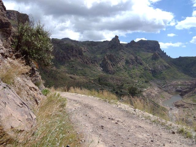 Unberührte Landschaft und kaum Menschen - über recht holprige Schotterpisten arbeite ich mich zum benachbarten Stausee "Embalse de Cueva de las Niñas" vor