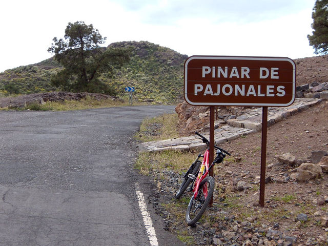 Bei Pinar de Pajonales mündet die Schotterpiste wieder auf eine Nationalstrasse. Die GC 605 (von Ayacata bis kurz vor Mogan) ist stellenweise so holprig, dass Rennradfahrer hier sicherlich wenig Spass haben