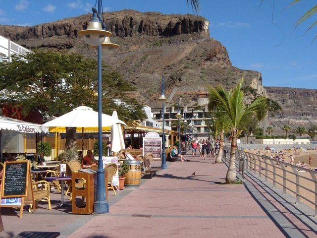 Suche nach einem Restaurant. Im Hintergrund (oben am Felsen) sieht man übrigens die Strasse, welche mich später wieder zurück nach Playa del Ingles führen wird. D.h. es steht noch ein wenig Beinarbeit an....