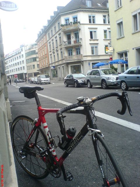 10. Mai 2009, angekommen an der Müllerstrasse mitten in Zürich, Ansicht mit Rennmaschine