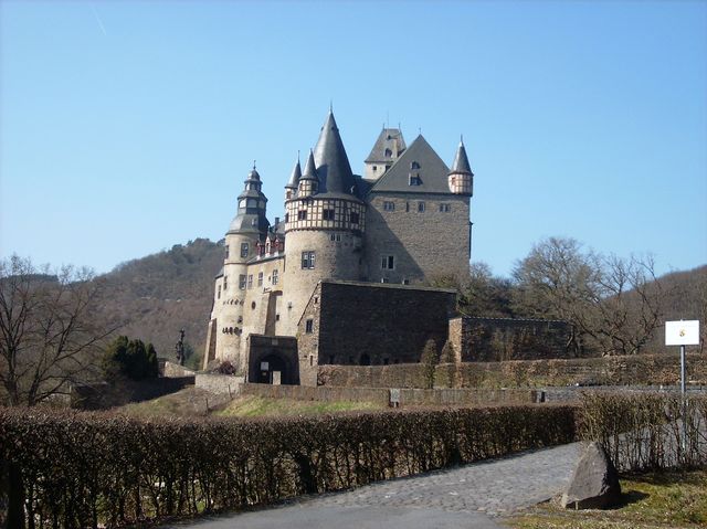 Das im 12. Jahrhundert erbaute Schloss Bürresheim am Fuße des Anstiegs.