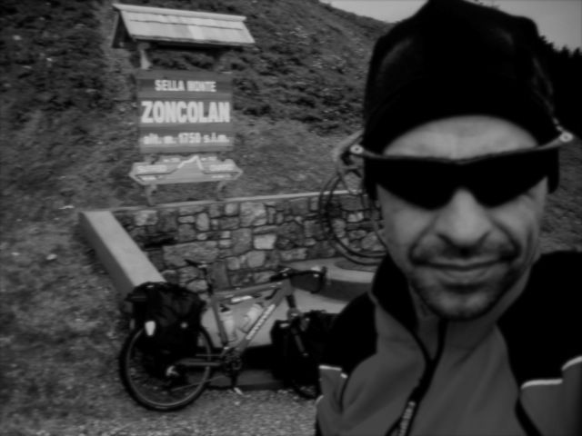 Monte Zoncolan. Anfahrt im strömenden Regen ohne Sicht mit einem Rad das 28 kg ca. wog - die Abfahrt war schwieriger als die Kletterei - die Strasse glatt - einen Tag vor dem Giro 2007