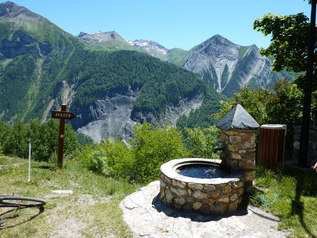Die einzige Brunnen (Südrampe 1350m). Ende Piste, anfang Asphalt.