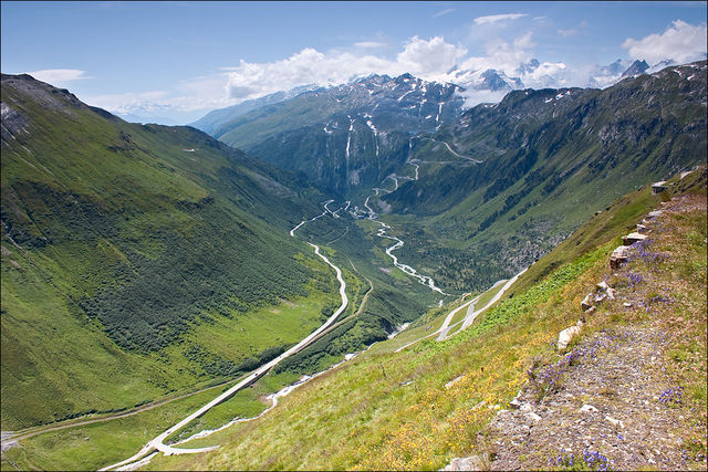 Blick vom Furkapass in Richtung Gletsch mit Grimmselpass. 28.Juli 2009