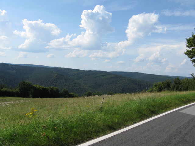 Schöne Aussicht über einige Odenwaldgipfel auf dem Weg nach Rothenberg entlang der L3410.