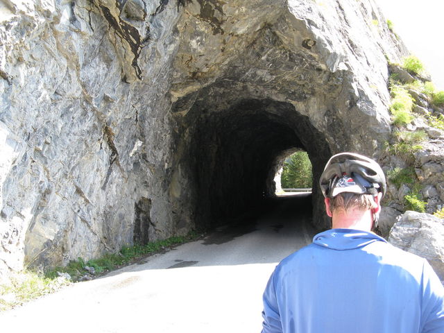Col du Sanetsch - Kurze Pause an einem schönen Tunnel.