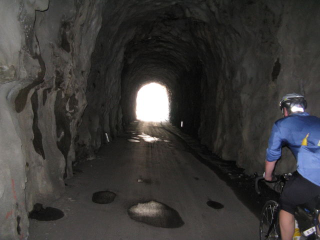 Col du Sanetsch - Wieder ein kurzer und dunkler Tunnel.