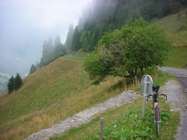 Col du Pré: Blick zurück auf den steilen vorletzten Kilometer der Westrampe.