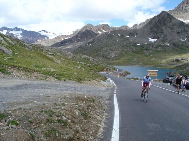 auf der Nordseite liegt der Lago Bianco, es folgt eine im oberen Bereich kühle Abfahrt in Richtung Bormio