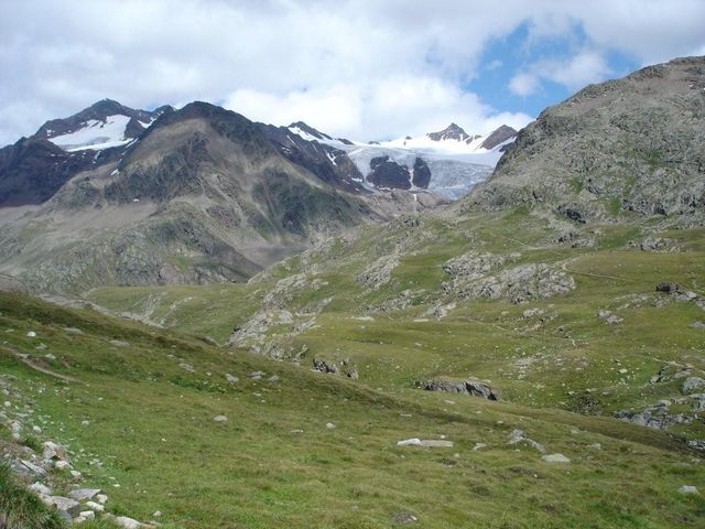 ein Blick ins Tal des Dossegù-Gletschers mit der Punta San Matteo, 2678 m