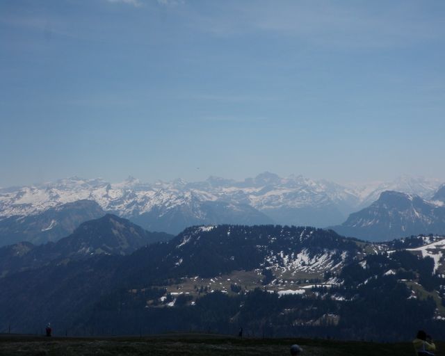 Im Südosten sieht man die Glarner Alpen