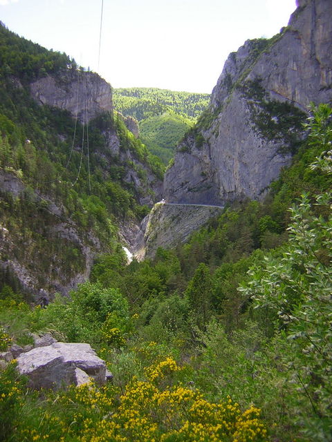 Höhlen und ein Klettersteig machen die Gola delle Fascette zu einem Ziel für Wanderer