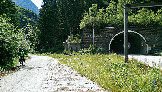 Nach Campolongo geht es nach links weiter über Santo Stefano auf der SS52. Hinter San Stefano wird der motorisierte Verkehr in den Tunnel geleitet, und links davon im immer enger werdenden Tal führt noch die alte Straße...