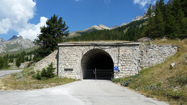 Einige kurze Tunnels, die wahrscheinlich nur im Winter geöffnet sind.