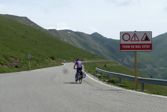 Nach der Passhöhe in Andorra: Straße gesperrt !
