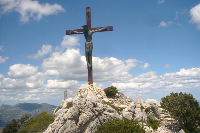 .Bronzene Christusstatue auf dem Gipfel