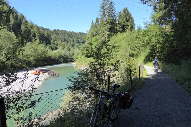 der traumhafte Radweg auf der ehemaligen Bahntrasse der Wälderbahn direkt an der Bregenzer Ach