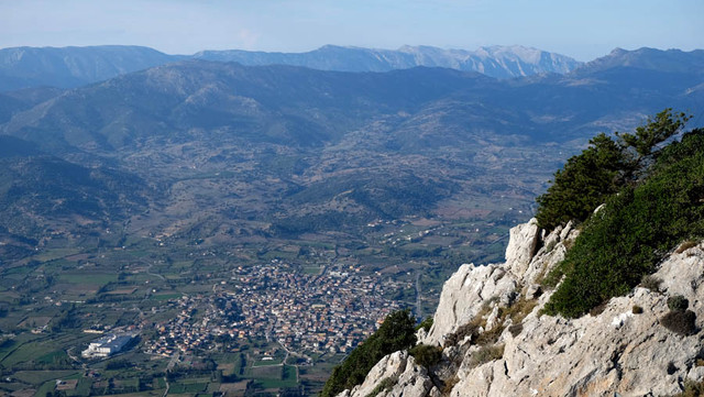 Blick vom Gipfel auf Galtelli, dahinter der Monte Albo.