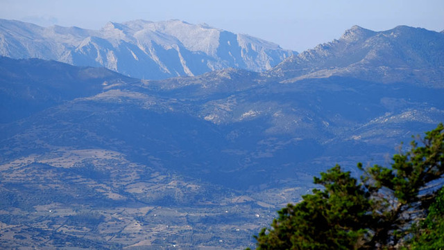 Blick vom Gipfel Richtung Monte Senes, dahinter der Monte Albo.