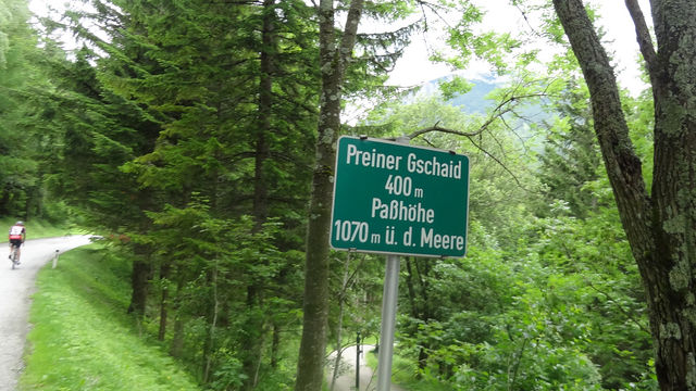 Auffahrt von Reichenau/Rax: Die Pass-Ankündigung 400 Meter vor dem Pass.