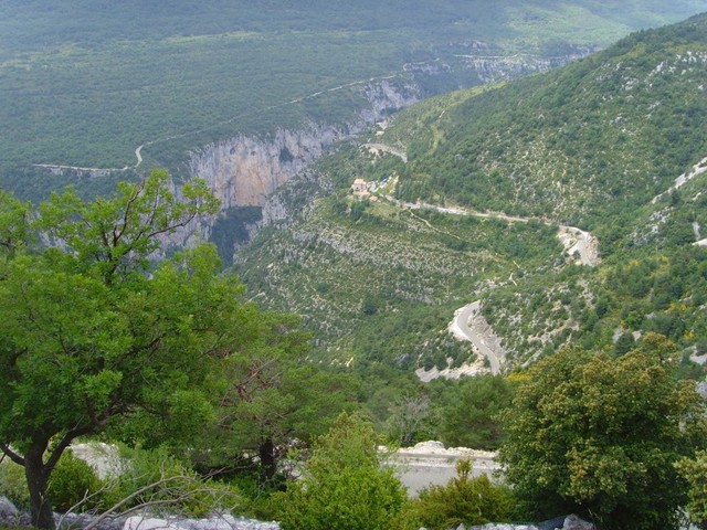 Route des Cretes. Blick vom Steilhang zum Chalet de Maline.