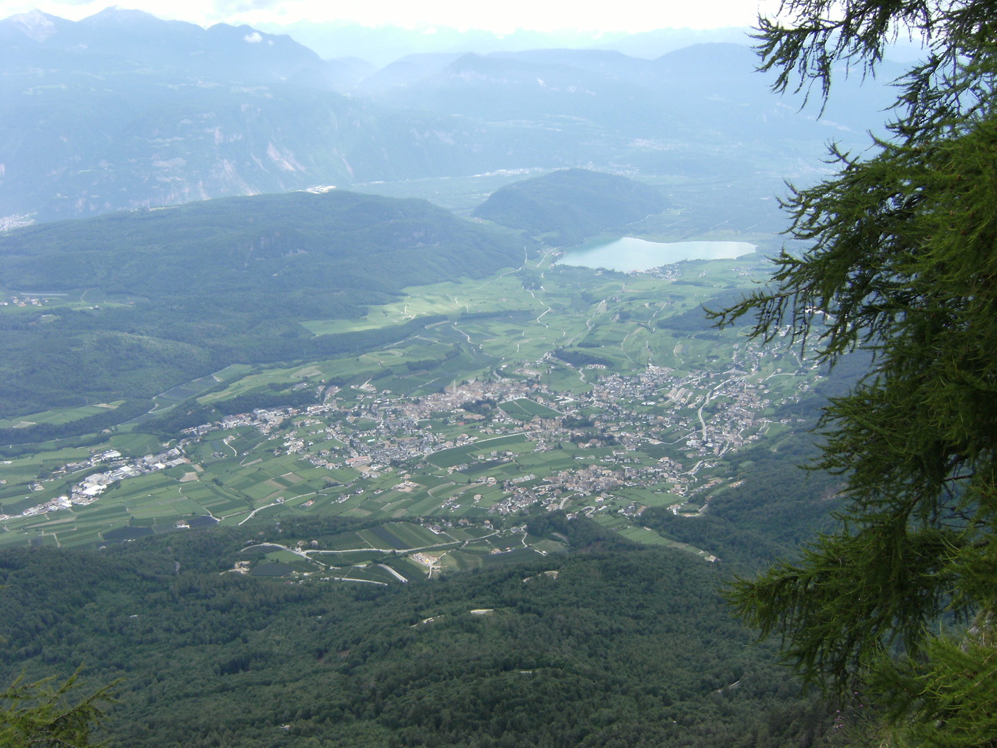 Blick vom Monte Penegal auf Kaltern (Caldaro)