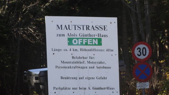 Anfahrt von Steinhaus/S.: Hinweistafel über die Mautstraße auf das Stuhleck.