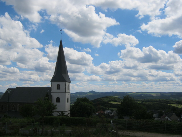 Reifferscheid Kirche und Nuerburg.