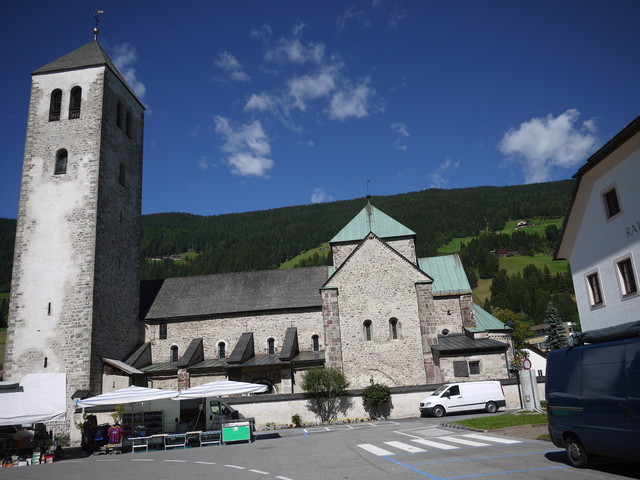 .. und in Innichen die  Stiftskirche zu den Heiligen Candidus und Korbinian.