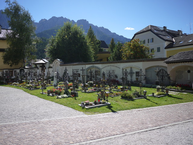 Friedhof der  Stiftskirche zu den Heiligen Candidus und Korbinian.