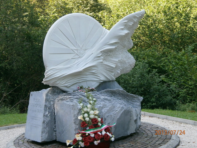 P7240729.Pyrenäen Tour 2013 Gedenkstein für den Tödlich verunglück den Fasbio Casartelli bei Tour de Franc 1995 am Col de Mente