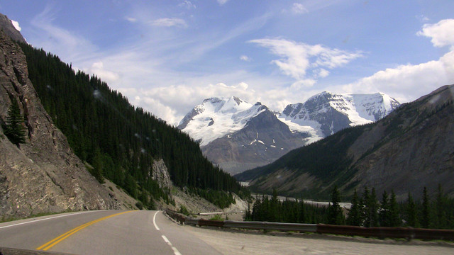 Sunwapta Pass Nordanfahrt von Jasper, Blick auf Mt. Athabasca (li.) und Mt. Andromeda (re.).