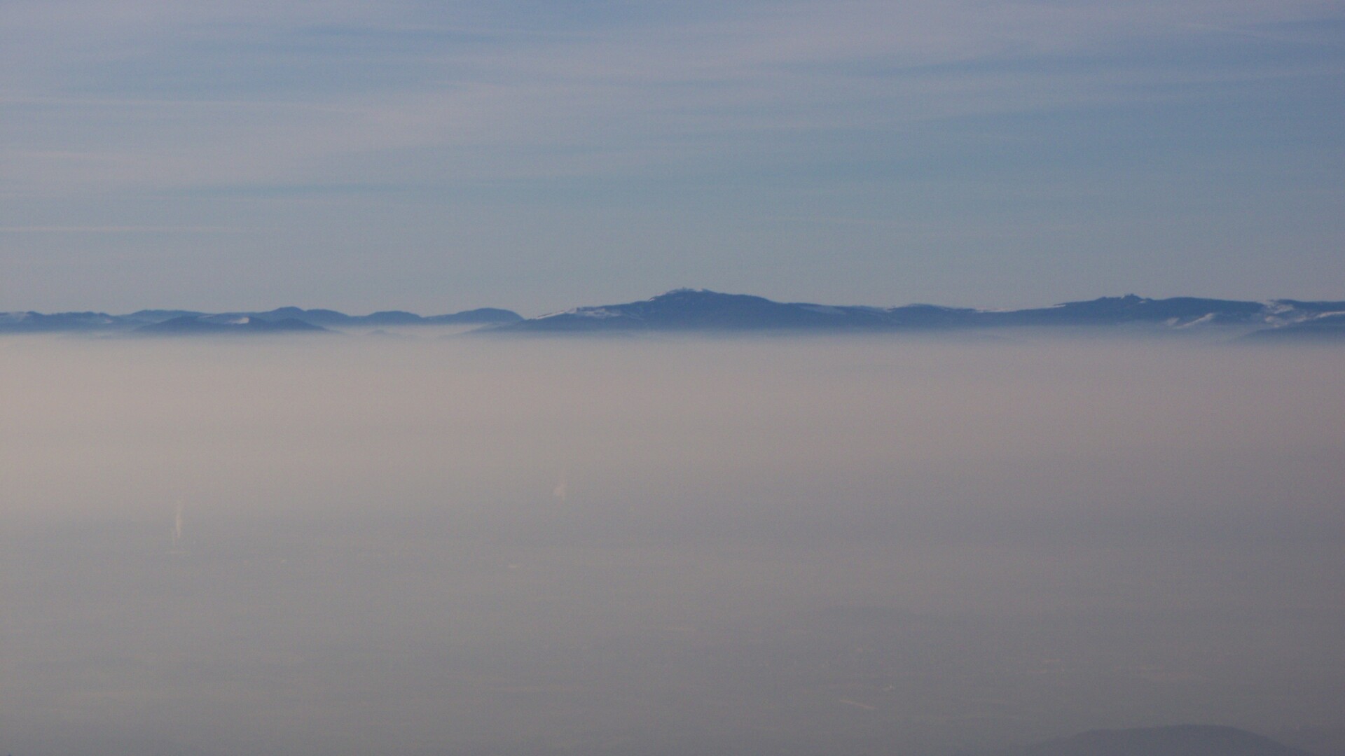 Der Grand Ballon (1424m) ragt aus dem Nebel