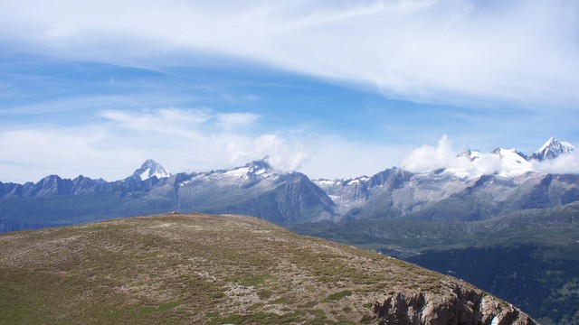 Links das Bietschorn (3934m), in der Mitte der unter Aletschgetscher.