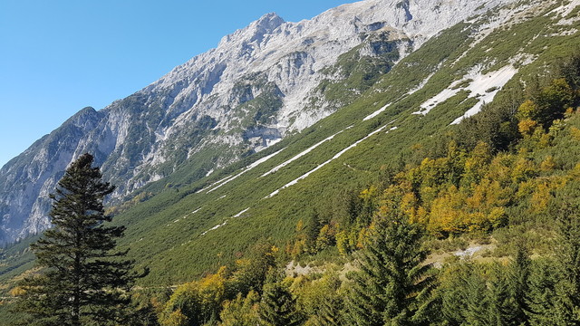 Blick hoch zur Hohen Fürleg und Walderkampspitze
