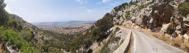 Immer wieder bieten sich tolle Panoramablicke über Toulon und die Küste.