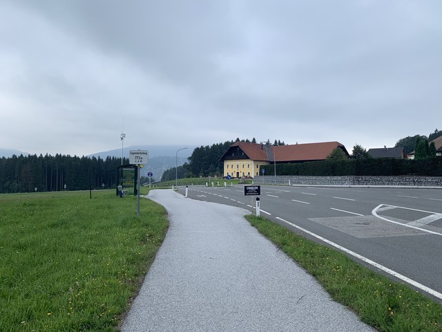 Eugendorferberg Passhöhe - Gaisberg im Hintergrund leider wolkenverhangen 