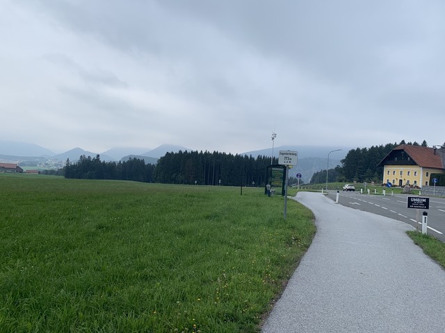 Eugendorferberg Passhöhe - Gaisberg im Hintergrund leider wolkenverhangen 