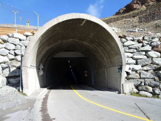Tunnelende Tiefenbachferner - höchster erreichbarer asphaltierter Punkt der Alpen