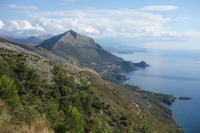 ... und heißt Monte Ciagola: Knapp 1500 m hoch, gut 5 km vom Meer entfernt.
