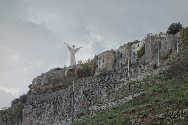 Monte San Biagio mit Statue