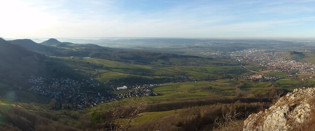 Aussicht vom Rossfels beim Rossfeld Richtung Glems (links) und Metzingen (rechts)