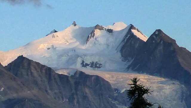 Mischabelgruppe von der Moosalp aus. Über dem linken Firngrat ist der Gipfel der Lenzspitze (4294 m) zu sehen, anschliessend folgt der Nadelgrat mit Nadelhorn (4327 m), Stecknadelhorn (4239 m), Hohberghorn (4217 m) und Dürrenhorn (4034 m, der felsige Gipfel ganz rechts). Über dem Grat zwischen Stecknadelhorn und Hohberghorn ist der Dom (4545 m) zu sehen (Nordflanke ab ca. 4400 m)..