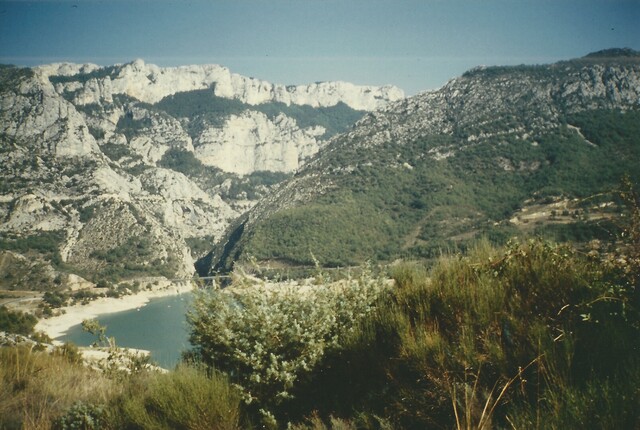 Lac de St Croix, Austritt des Verdon aus dem Canyon; an der Brücke Pont de Galetas beginnt der Anstieg zum Col d‘Illoire