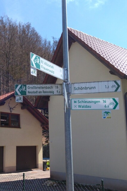 Radwegweiser an der Kreuzung: Die Wege Richtung Großbreitenbach bzw. Richtung Allzunah (und Ilmenau) führen auf die Ost- bzw. Westseite des Staudamms hinauf und dann weiter um den Stausee herum