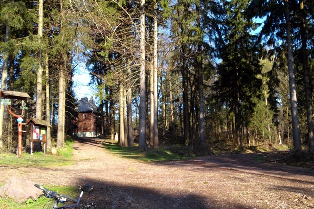 geradeaus zum Jagdschloss Gabelbach, nach rechts zur beschriebenen Auffahrt